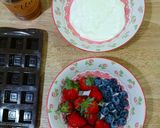Foto langkah ke 1 dari resep Mix Berry Yoghurt Bites.
