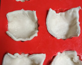 Foto del paso 2 de la receta: Hojaldre de espinaca y queso sobre crema de piquillos