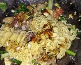 Foto langkah ke 3 dari resep Mie Goreng (Instan) Tek tek.