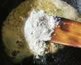 A picture of step 2 of White sauce chicken pasta.