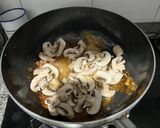 Foto langkah ke 3 dari resep Creamy Chicken Mushroom.