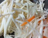 Hình bước làm 2 của món Nấm ngọc châm, cà rốt xào thịt bò và vó bò