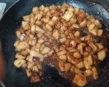 A picture of step 3 of Apple pie ice cream with caramel sauce.