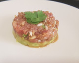 Foto del paso 6 de la receta: Tartar de atún sobre base de guacamole