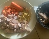 Foto langkah ke 2 dari resep Sop sosis makaroni simpel.