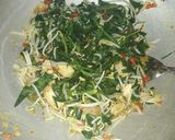 Foto langkah ke 5 dari resep Tumis kangkung tauge ayam.