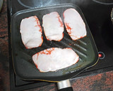 Foto del paso 1 de la receta: Bocadillo de lomo adobado con pimiento, cebolla y queso