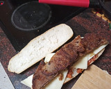 Foto del paso 3 de la receta: Bocadillo de bistec empanado, queso y salsa boloñesa
