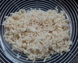 Foto langkah ke 1 dari resep Omelet Mie Simpel.