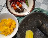 Foto langkah ke 2 dari resep Sambal Mangga Queni.