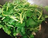 Hình bước làm 2 của món Cải Xoong Xào Nấm Đùi Gà