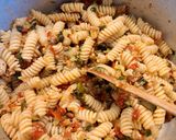 Pas rețetă Pasta cu Ton, Dovlecei si Rosioare 7 fotografie