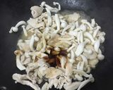 รูปขั้นตอนการทำที่ 2 ของ “ผัดอกไก่ใส่เห็ด”