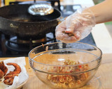 Foto langkah ke 5 dari resep Udang Bawang Goreng Sambal Embe.