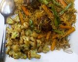 A picture of step 2 of Stir fry vegetables vermicelli pasta with meat balls.