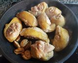 Foto del paso 2 de la receta Pollo al ajillo con setas y toque de vinagre de manzana