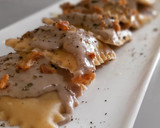 Foto del paso 17 de la receta: Raviolis caseros de pies de cerdo con gambas y bechamel de ceps
