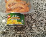 Foto del paso 1 de la receta: Falsas migas de cuscús con verdura su chorizo y brochetas de langostinos con piña