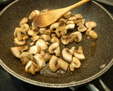 Foto del paso 1 de la receta: Pechuga con champiñones y espinacas
