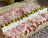 Fetával, olívával göngyölt hús recept fázis 2 fotója