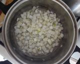 Tejfölös csirkepörkölt tésztával recept fázis 3 fotója