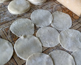 Foto langkah ke 7 dari resep Kulit pangsit, gyoza, dimsum.