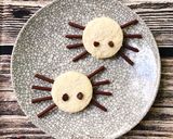 Hình bước làm 3 của món Halloween Spider Sandwich 🎃🕷🕸