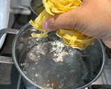 Foto del paso 2 de la receta: Tagliatelle paglia e fieno con nata y jamón