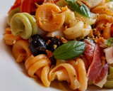 Foto del paso 8 de la receta: Ensalada de pasta con jamón con vinagreta de cebolla, miel y mostaza