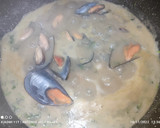 Foto del paso 8 de la receta: Sepia en salsa verde con Surimi