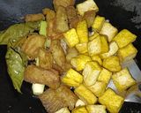 Foto langkah ke 4 dari resep Tumis Ikan Pe Tahu Kecap.