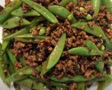 A picture of step 6 of Sugar Snaps Stir Fried with Mince and Fermented Black Beans.
