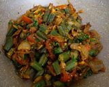 A picture of step 7 of Lehsuni Bhindi Do Pyaza.