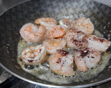 Foto del paso 1 de la receta: Brocheta de camarones sobre palta