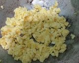 Foto langkah ke 4 dari resep Nasi Goreng Telur dan Udang.
