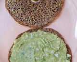 Foto del paso 5 de la receta: Sanguchito saludable de palta y huevo con pan de lino en sartén 🍳 pancito sin horno 🥵