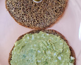 Foto del paso 5 de la receta: Sanguchito saludable de palta y huevo con pan de lino en sartén 🍳 pancito sin horno 🥵