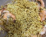 Foto langkah ke 4 dari resep Mie Goreng Udang.