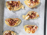 Rebanada de pan con pechuga, bacon y cheddar