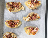 Foto del paso 5 de la receta: Rebanada de pan con pechuga, bacon y cheddar