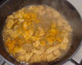 Foto del passaggio 5 della ricetta Bocconcini di pollo allo champagne con zafferano