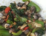 Foto langkah ke 4 dari resep Tumis siput kerang + sawi pahit.