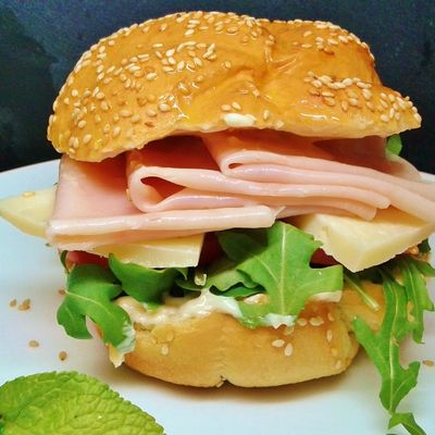 Sándwich integral de pavo, queso y rúcula