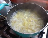 Foto del paso 1 de la receta: Papas con longaniza y cebolla