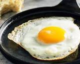 صورة لخطوة 2 من وصفة توست بيض عيون