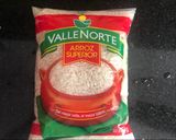 Foto del paso 1 de la receta: Arroz con pollo con ensalada de cebolla