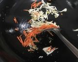 Foto langkah ke 5 dari resep Bihun Goreng Spesial 🌸.