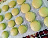 Foto langkah ke 7 dari resep Matcha Macarons Part 2 dengan Creamcheese Filling.