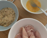Foto del paso 2 de la receta: Pollo empanado jugoso al horno