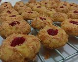 Foto langkah ke 6 dari resep Strawberry Cheese Thumbprint Cookies.